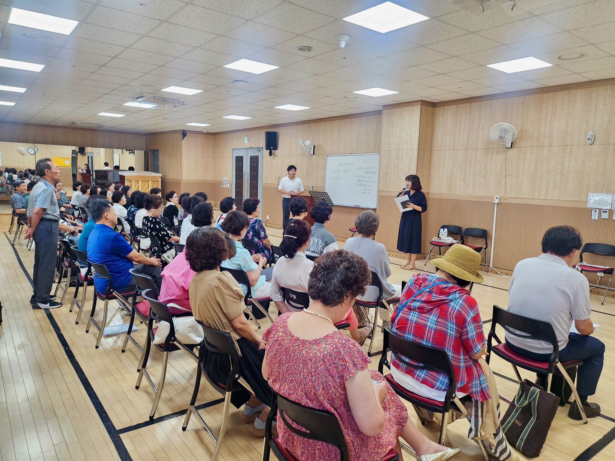 연수구 송도3동 지역사회보장협의체는 송도노인복지관과 경로당을 방문해 어르신들의 위기 대응을 돕기 위한 SOS 안심스티커를 배부하고 사용 방법을 안내했다